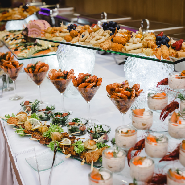Buffet o cena servita per un evento aziendale