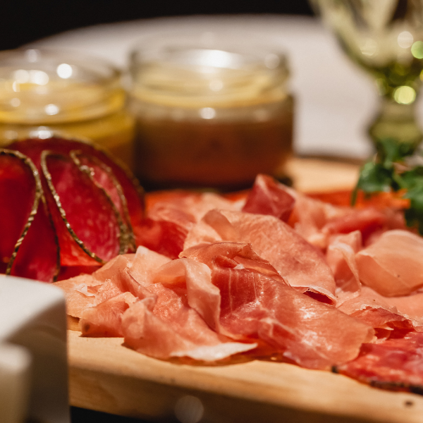 Degustazione vini formaggi e salumi per un evento natalizio